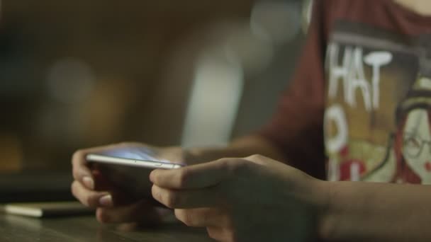 Teenie-Mädchen schreibt abends SMS auf Phablet. Casual Lifestyle. — Stockvideo