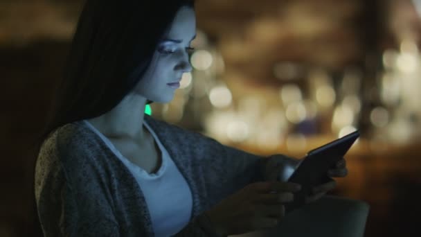 Dívka s krásným úsměvem používá počítač Tablet PC v noci. Příležitostný životní styl. — Stock video