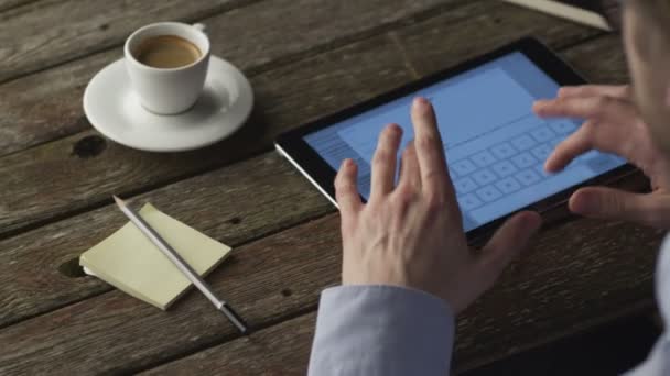 Escribir un mensaje de correo en la tableta en casa. Estilo de vida causal — Vídeos de Stock