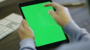 İş Yerinde Portre Modunda Yeşil Ekranlı Dijital Tablet Kullanan Tasarımcı.