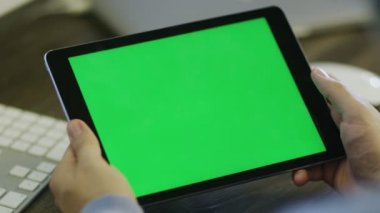 İş Yerinde Yatay Modda Yeşil Ekranlı Dijital Tablet Kullanan Tasarımcı.