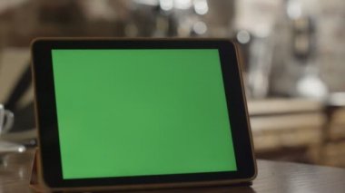 Yeşil Ekranlı Tablet Masada Kalıyor.