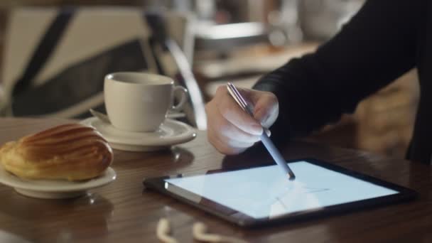 Desenho de mulher no Tablet PC em Coffee Shop . — Vídeo de Stock