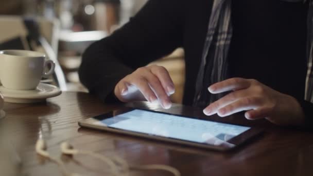 Mujer Dibujo en Tablet PC en la cafetería . — Vídeo de stock