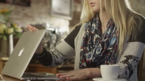 Girl Opening Notebook e começando a usá-lo . — Vídeo de Stock