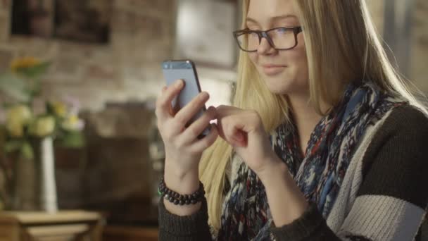 Dívka, používání telefonu v kavárně. — Stock video