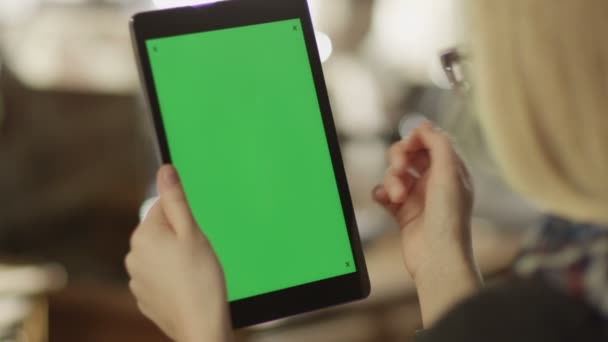 Chica usando tableta con pantalla verde . — Vídeo de stock