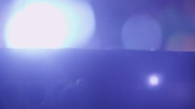 Dj konsolu kablolarını taktıktan