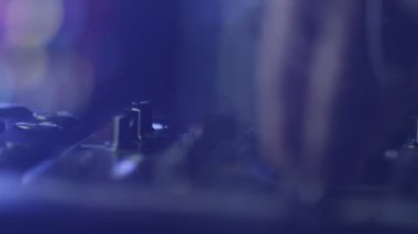 Dj gece kulübünde raylara konsol karıştırma.