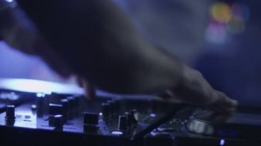 Dj gece kulübünde raylara konsol karıştırma.