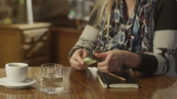 Красива дівчина з головним болем ковтати таблетки в кафе. — стокове відео