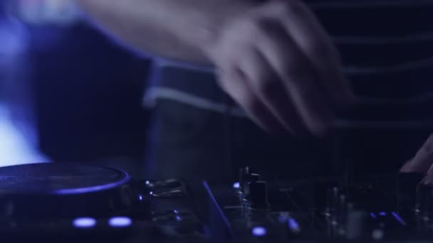 Dj Mixing Tracks no clube noturno — Vídeo de Stock