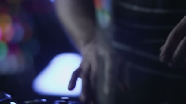 Dj Mixing Tracks no clube noturno — Vídeo de Stock