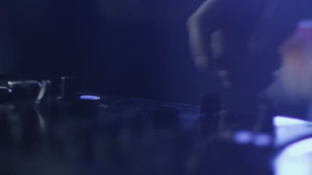 DJ ανάμειξη κομμάτια σε νυχτερινό κέντρο διασκέδασης στην κονσόλα — Αρχείο Βίντεο