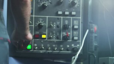 Endüstriyel kontrol paneli kullanarak çalışıyor