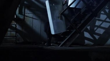 Özel Kuvvetler ekibi terk edilmiş binada merdiven aşağı taşıma