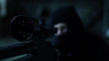 Keskin nişancı pozisyon alarak da çekmek için hazırlanıyor