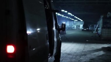 Keskin nişancı ve kapsamlı onun tüfek atış yukarıya kapatmak