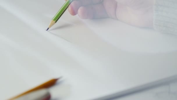 Dessin au crayon dans le carnet de croquis .