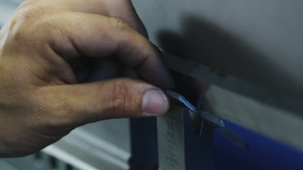 Průmyslové ohýbačky je vyrábějící kovové detaily v továrně — Stock video