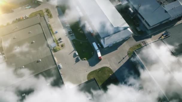 De truck is Driving aan logistieke centrum. Luchtfoto. — Stockvideo