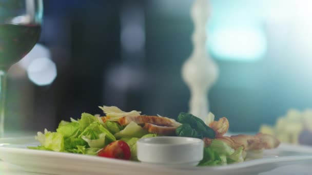 Ceasar salade met luxe Restaurant — Stockvideo