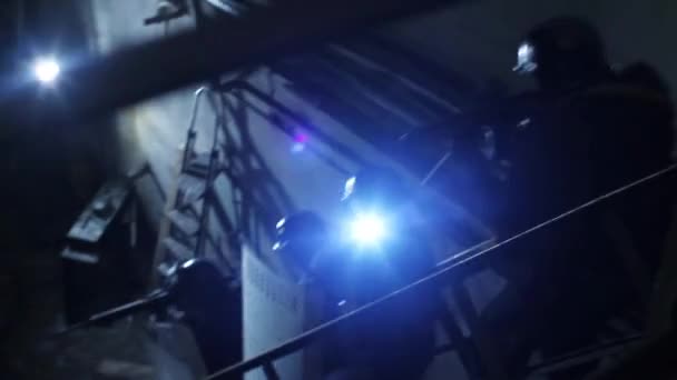 Special Forces Team flytta ner trappa i övergiven byggnad — Stockvideo