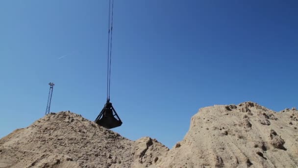 Kran-Eimer transportiert Sand in Tagebau — Stockvideo