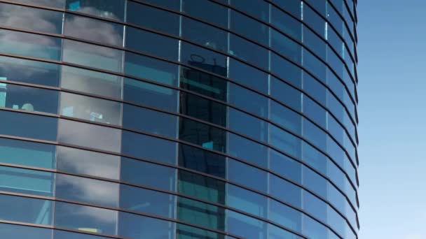 Reflejo de nubes en ventanas de edificios de oficinas — Vídeos de Stock