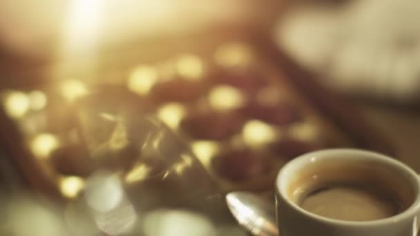 Caffè caldo e caramelle al cioccolato — Video Stock