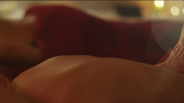 Одна жінка, розслабляючий масаж спини в спа-центрі краси — стокове відео