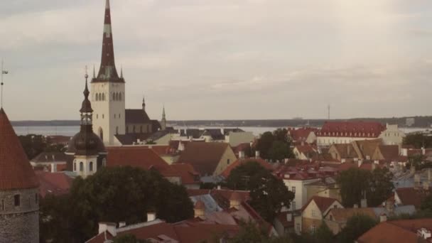 Widok na starym mieście w Tallinie. Ustanawiającego strzał. Aparat fotograficzny Tilt strzał. — Wideo stockowe