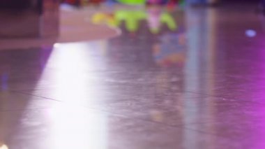 Kalabalık partide çalışan çocukların