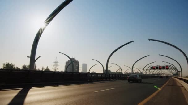 Coches viajan a través de puente en día soleado — Vídeos de Stock