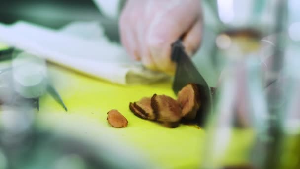 Chef profesional está rebanando carne rara media con cuchillo . — Vídeos de Stock