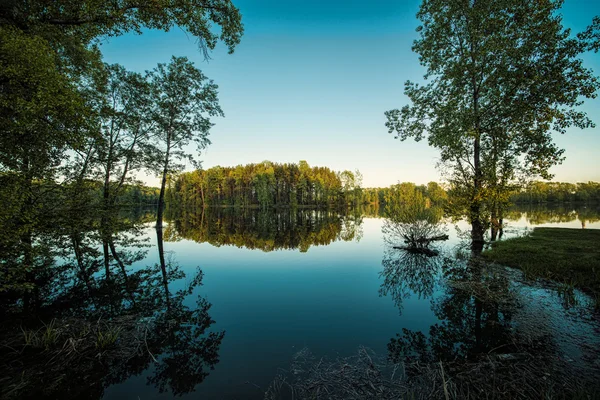 Hermoso paisaje lago — Foto de Stock