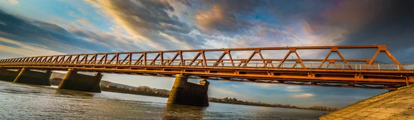 Puente viejo sobre el río —  Fotos de Stock