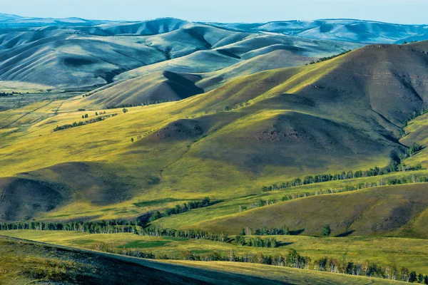 Vackra landskap med gröna kullar — Stockfoto