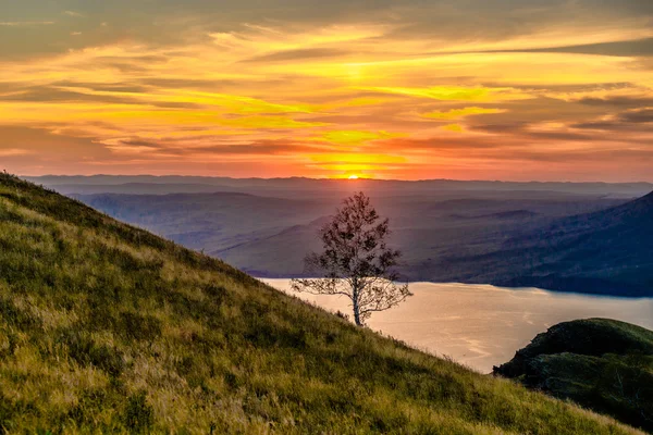 Beau paysage avec collines et rivière — Photo