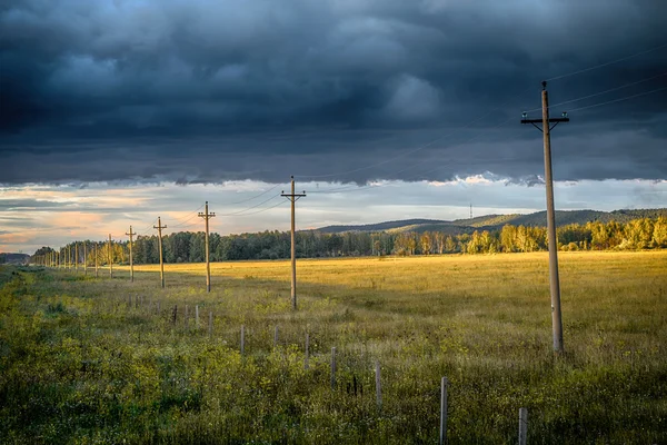 Linhas de energia no campo — Fotografia de Stock