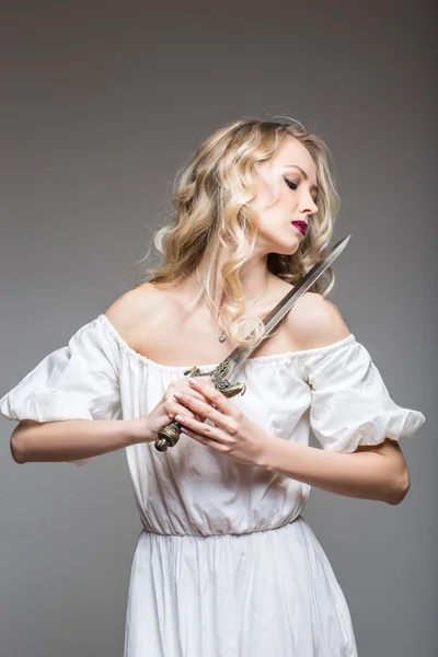 Blondes langhaariges Mädchen mit Schwert — Stockfoto