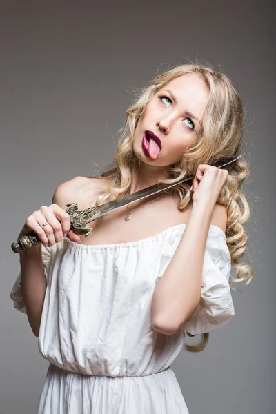 Blond dziewczyna długie włosy z mieczem — Zdjęcie stockowe