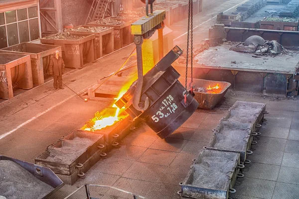 합금 철 공장에 노동자 — 스톡 사진