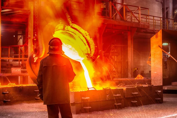 Werknemer op ferroalloy fabriek — Stockfoto