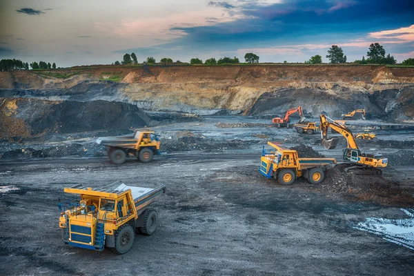 Produktion von Kohle in Kohlebergwerken — Stockfoto