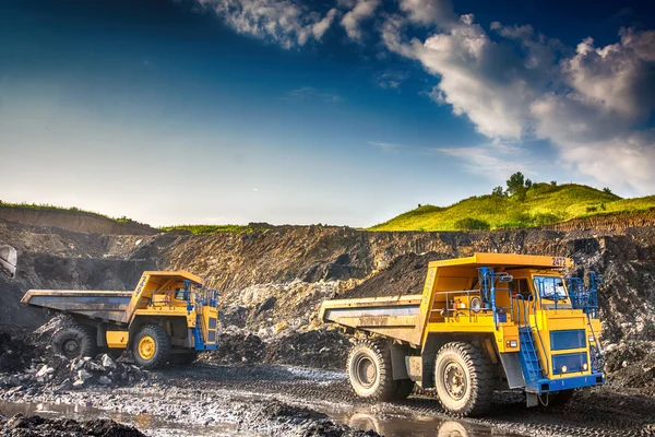 Grandes caminhões de mineração amarelos no local de trabalho — Fotografia de Stock