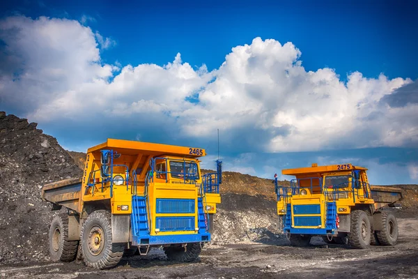 Grandes caminhões de mineração amarelos no local de trabalho — Fotografia de Stock