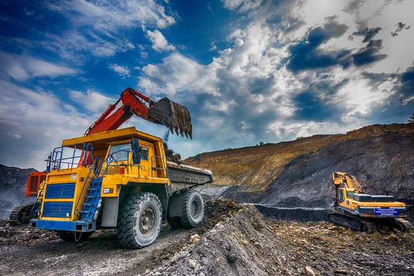 Big yellow mining truck and excavators — Stock Photo, Image