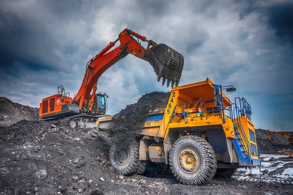 Grote gele mijnbouw vrachtwagen en graafmachine — Stockfoto