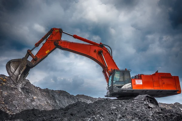 Big orange grävmaskin på arbetsplatsen — Stockfoto